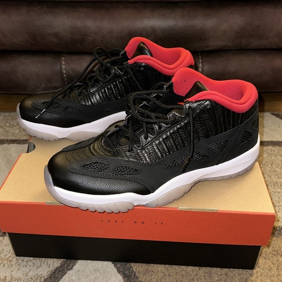 AIR JORDAN 11 RETRO LOW - Picture 3 of 9